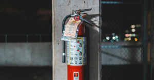 Extintor de incêndio - Representação simbólica sobre segurança no trabalho e proteção de membros da CIPA